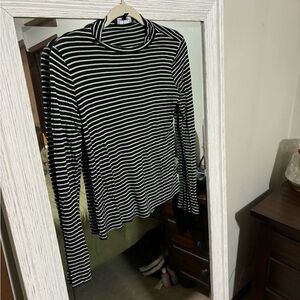 Long sleeved black/white top